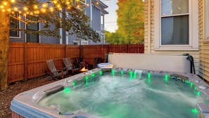 Outdoor spa tub - The Bonnycastle 6BR New Orleans Speakeasy Hot Tub, Private Backyard & Playground (Louisville)