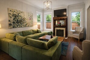 Smart TV, fireplace