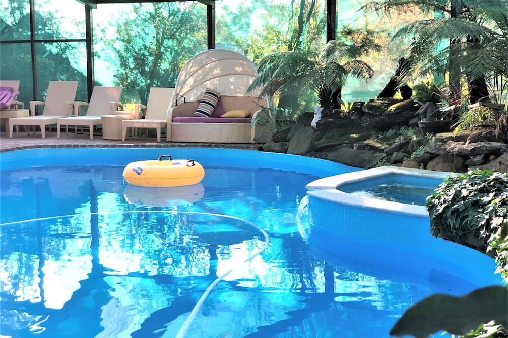 Verwood Estates: heated pool\/spa, sauna, tennis, billiards, cellardoor