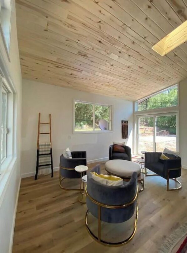 Smart-TV, Kamin, Tischtennisplatte