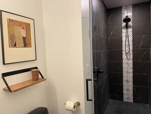 Douche, séchoir à cheveux, serviettes fournies, savon