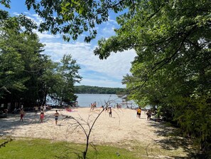 Beach nearby - Mountain House Hot Tub Pool Table Fire Pit Private beach Walkable to the Lake. (Lake Harmony)
