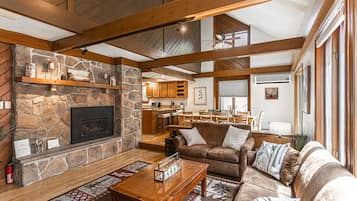 TV connectée, cheminée, table de tennis de table