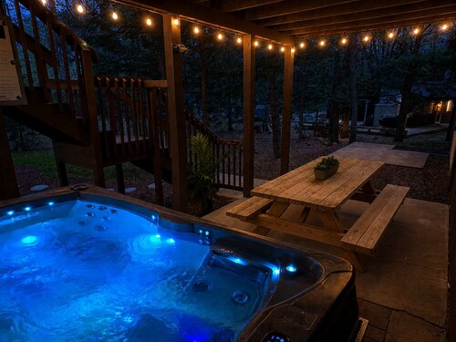 Mountain House Hot Tub Pool Table Fire Pit Private beach Walkable to the Lake.