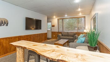 TV connectée, cheminée, table de tennis de table
