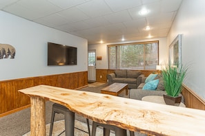 Smart TV, fireplace, table tennis - Mountain House Hot Tub Pool Table Fire Pit Private beach Walkable to the Lake. (Lake Harmony)