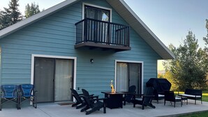 Een gebouw met twee verdiepingen, een balkon, terras en een barbecue.