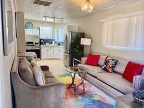 Smart TV, books - 1 Bedroom 1 Bath Great Location (Las Vegas)
