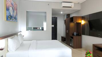 Premier dubbelrum eller tvåbäddsrum | 1 sovrum, värdeförvaringsskåp på rummet och skrivbord