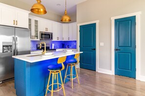 Fridge, microwave, oven, stovetop - The Royal Luxe 7 minutes from downtown (Atlanta)