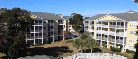 حمّام سباحة خارجي، حمّام سباحة مُدفَّأ