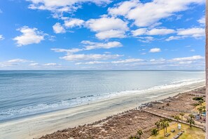 On the beach - Beach Colony Resort Unit 1405 - Beautiful Oceanfront Condo - 1 bedroom, 1 bath - Perfect for 6! (Myrtle Beach)