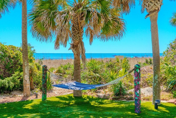 Property grounds - Beach Colony Resort Unit 1405 - Beautiful Oceanfront Condo - 1 bedroom, 1 bath - Perfect for 6! (Myrtle Beach)