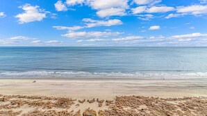 Een strand met een heldere lucht en rustige zee.