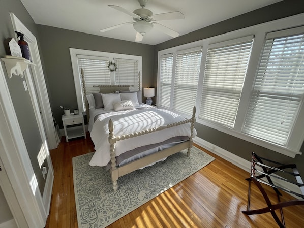 4 bedrooms, iron/ironing board, WiFi, bed sheets