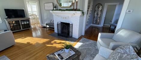 Télévision, cheminée