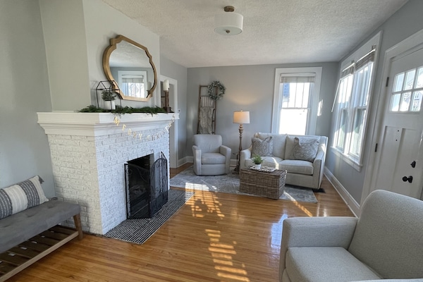 Una televisión, una chimenea