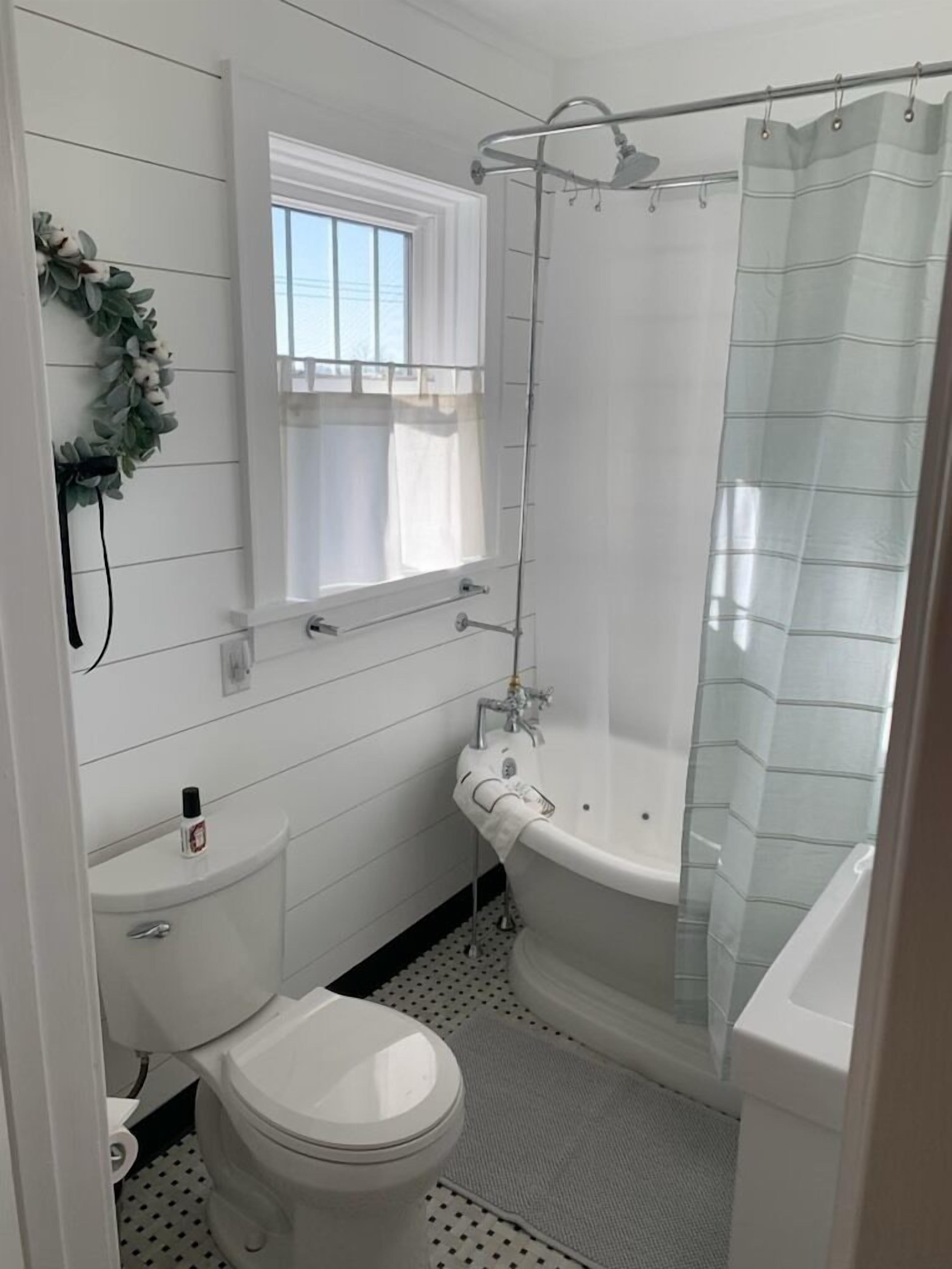 Combined shower/tub, hair dryer, towels