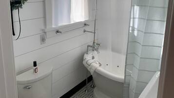 Combined shower/tub, hair dryer, towels