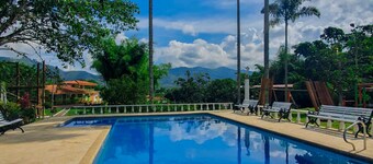 Room with 1 double bed and 2 single beds