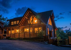 Exterior - Orso's Den~⛰View~Location~Theater~Game Room~Sleeps17 (Pigeon Forge)