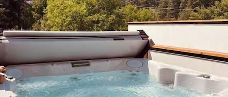 Outdoor spa tub