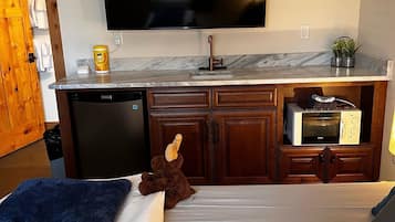 5 bedrooms, iron/ironing board, travel crib, free WiFi
