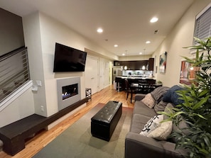 Smart TV, chimenea y libros