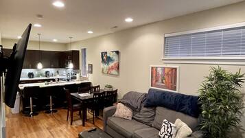 Smart TV, chimenea y libros