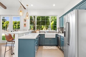 Geladeira, micro-ondas, lava-louças, cafeteira/chaleira