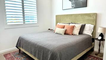 2 camere, una scrivania, ferro/asse da stiro, culla da viaggio