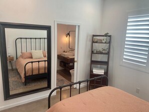 2 Schlafzimmer, Schreibtisch, Bügeleisen/Bügelbrett, Reisekinderbett