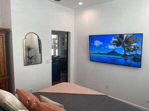 2 quartos, escrivaninha, ferros/tábuas de passar roupa, berço de viagem