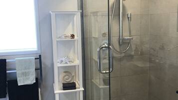 Badkar, hÄrtork, handdukar och tvÄl