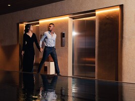 Bar en la azotea, con mesas al aire libre, abre todos los días