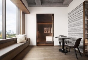 Studiosvit Junior - 1 kingsize-säng | Italienska Frette-lakan, sängtillbehör av högsta kvalitet och minibar