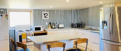 Een magnetron, een oven, een kookplaat, een vaatwasser