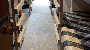 Une chambre avec des lits superposés donnant sur l’extérieur.