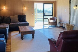 Smart TV, fireplace - Woolshed converted into 4 bedroom accommodation. (Nevis)