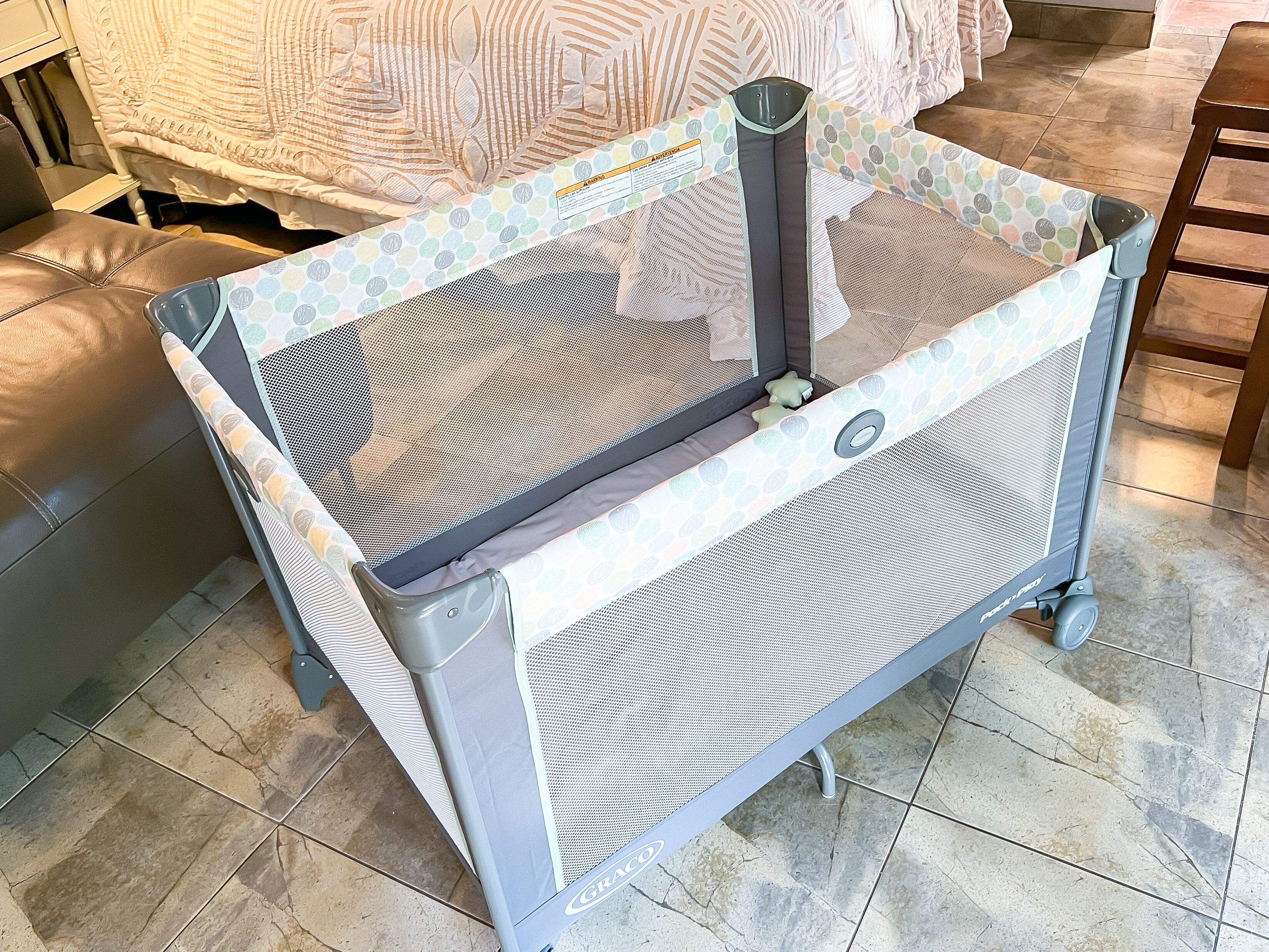 旅行婴儿床、免费 WiFi、床单