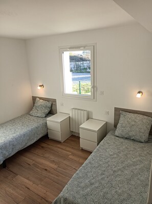 2 bedrooms, travel cot, free WiFi, bed sheets