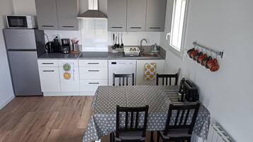 Réfrigérateur, micro-ondes, plaque de cuisson, lave-vaisselle