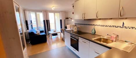 Fridge, oven, dishwasher, coffee/tea maker