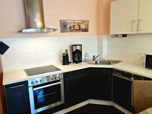 Kühlschrank, Mikrowelle, Ofen, Geschirrspüler