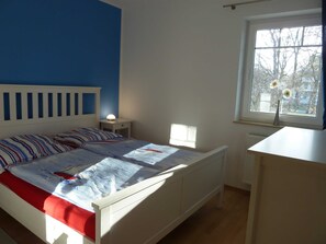 2 bedrooms, travel crib, WiFi