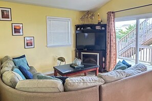 Flat-screen TV, fireplace, DVD player - 7039- Away From it All, | Oceanside | Rodanthe | Sleeps 8 (Rodanthe)