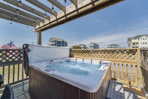 Outdoor spa tub - 7039- Away From it All, | Oceanside | Rodanthe | Sleeps 8 (Rodanthe)