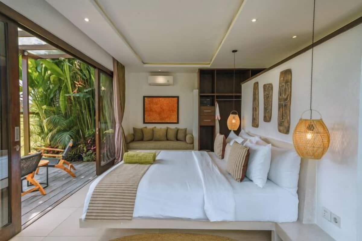 2 bedrooms, premium bedding, pillow-top beds, minibar