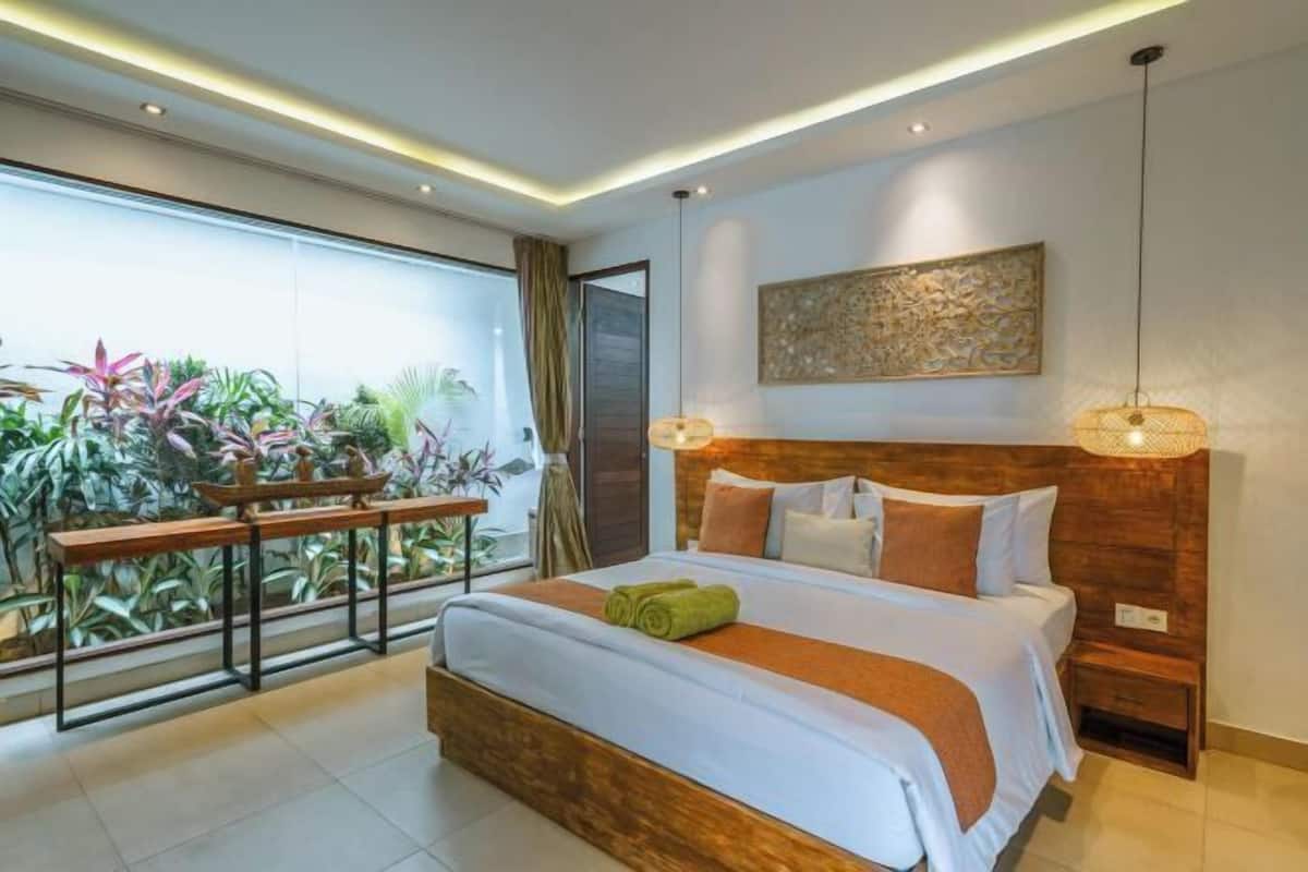 2 bedrooms, premium bedding, pillow-top beds, minibar