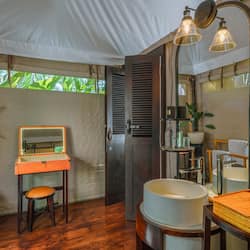 Separate bathtub and shower, hydromassage showerhead, free toiletries